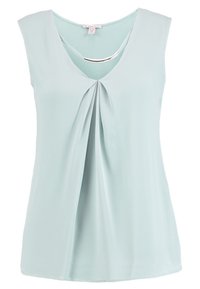 Ärmlös ljusblå blus med V-ringning, veckat frontdetalj och silverfärgad stång som accent vid halsringningen.