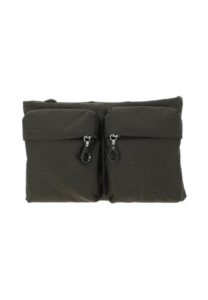 Sac noir texturé avec deux poches avant zippées, design matelassé et une poignée supérieure. Tissu durable avec un détail subtil de motif sur toute la surface.