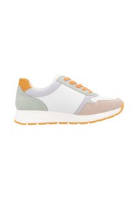 Sneaker, die eine Mischung aus weißen, hellgrünen und beigen Materialien aufweisen, mit orangenen Schnürsenkeln, einem Low-Top-Design und strukturierten Akzenten.