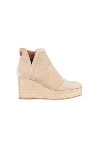 Botas de tobillo de ante beige con cuña y plataforma envuelta en yute. Presentan detalles cosidos y una puntera ligeramente puntiaguda.