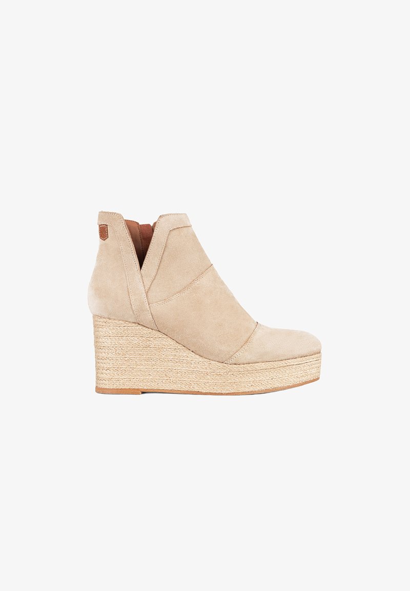 Botas de tobillo de ante beige con cuña y plataforma envuelta en yute. Presentan detalles cosidos y una puntera ligeramente puntiaguda.