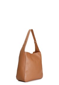 Borsa a spalla in pelle color tan con texture liscia, forma strutturata e una catena decorativa lungo la tracolla.