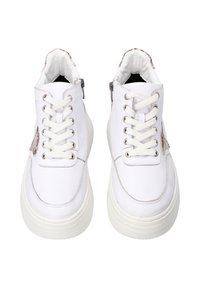 Weiße Ledersneaker mit strukturiertem Finish, ausgestattet mit einer schnürbaren Vorderseite, seitlichen Reißverschlüssen und einer dicken weißen Sohle für zusätzliche Höhe.