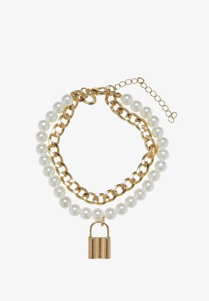 Pulsera de cadena dorada con perlas blancas, un charm de candado y un cierre ajustable con cadena de extensión para ajustar el tamaño.