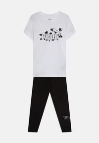 Camiseta blanca con el logotipo "PUMA" en negro y detalles de diseño, combinada con leggings negros que tienen el texto "PUMA" en la pierna. Tejido de mezcla de algodón.