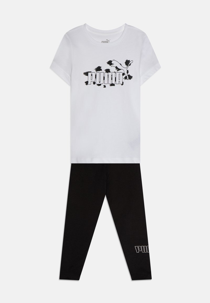 Camiseta blanca con el logotipo "PUMA" en negro y detalles de diseño, combinada con leggings negros que tienen el texto "PUMA" en la pierna. Tejido de mezcla de algodón.
