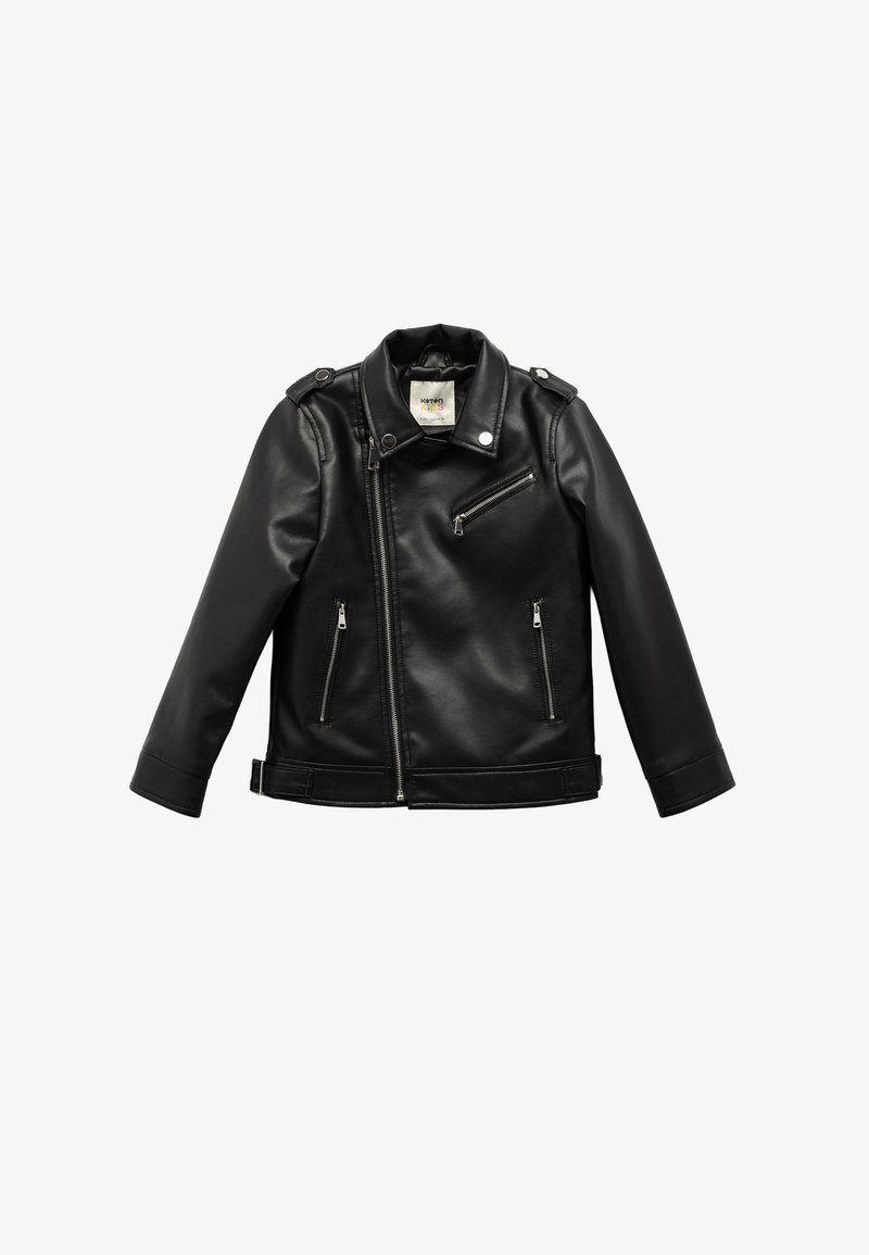 Giacca da motociclista in ecopelle nera con zip frontale asimmetrica, spalline e tre tasche con zip. Presenta una texture liscia e colletto a rever.