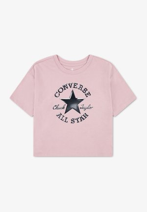 T-shirt rose clair à manches courtes avec logo Converse All Star noir et motif étoile centré sur le devant.