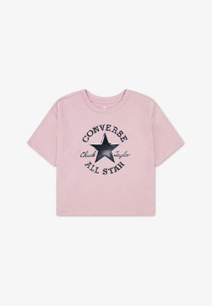 Jasnoróżowy t-shirt z krótkim rękawem z czarnym logo Converse All Star i gwiazdką umieszczonymi na środku przodu.