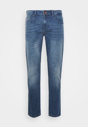 Donkerblauwe denim jeans met een recht model, voorzakken en een eenvoudige knoopsluiting. Bevat subtiele vervaging en een merklogo detail.
