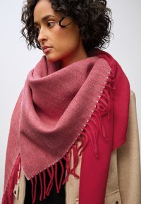 Sciarpa triangolare lavorata a maglia con una gradazione che va dal rosa chiaro al rosso intenso, con bordi frangiati. Texture morbida e design accogliente.