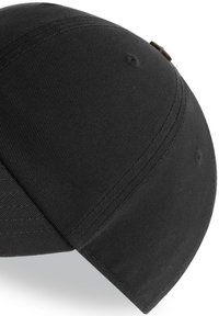 Schwarze Baseballmütze mit strukturierter Form, aus geripptem Stoff, mit texturierter Oberfläche und einem kleinen Ösen-Detail an der Oberseite.