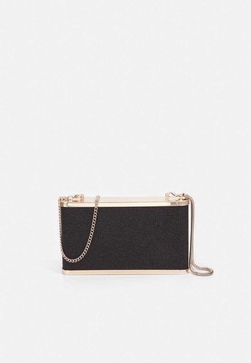 Pochette rectangulaire noire en tissu texturé, avec un cadre en métal doré et une chaîne pour le transport.