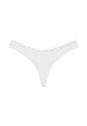 Białe stringi z miękkim elastycznym paskiem w talii. Posiadają delikatne koronkowe wykończenie z falbanką wzdłuż górnej krawędzi dla dodatkowego efektu.