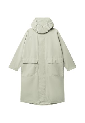 Jas przeciwdeszczowy w jasno szarym kolorze z kapturem, długimi rękawami, z przodu zamek ukryty pod listwą oraz dwa duże przednie naszywane kieszenie z patkami.