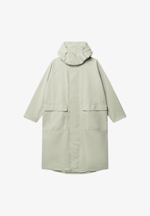 Jas przeciwdeszczowy w jasno szarym kolorze z kapturem, długimi rękawami, z przodu zamek ukryty pod listwą oraz dwa duże przednie naszywane kieszenie z patkami.