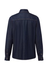 Donkerblauwe spijkerbroek shirt met lange mouwen, knoopmanchetten en een standaard kraag. Heeft contrasterende stiksels en een rugstuk detail.