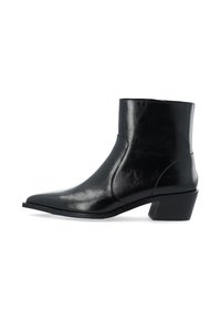 Schwarze Knöchelstiefel aus Lackleder mit einer spitzen Zehenform und einem moderaten Blockabsatz. Glatte Textur ohne sichtbare Muster.