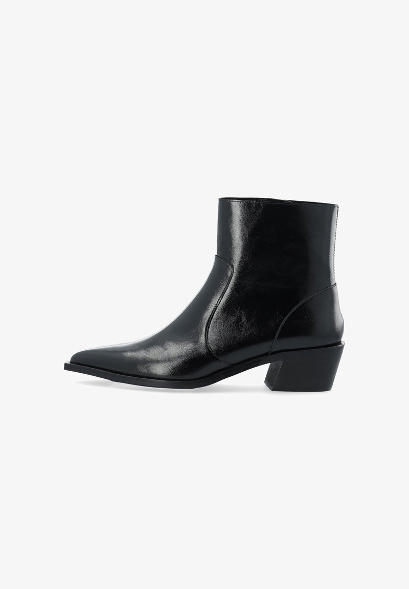 Bota de tornozelo preta feita de couro envernizado, com bico fino e um salto bloco modesto. Textura suave sem padrões visíveis.