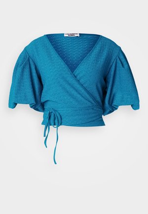 Top avvolgente turchese con maniche a sbuffo corte. Realizzato in tessuto testurizzato, presenta un profondo scollo a V e un dettaglio con fiocco in vita.