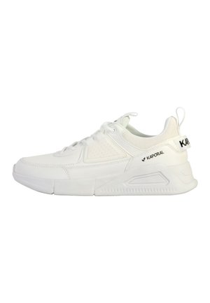 Sneaker bianca con tomaia testurizzata, colletto imbottito e linguetta sul tallone. Presenta il marchio Kaporal sul lato e una suola in gomma resistente.