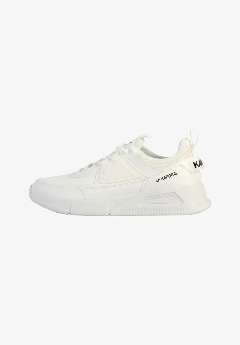 Sneaker bianca con tomaia testurizzata, colletto imbottito e linguetta sul tallone. Presenta il marchio Kaporal sul lato e una suola in gomma resistente.