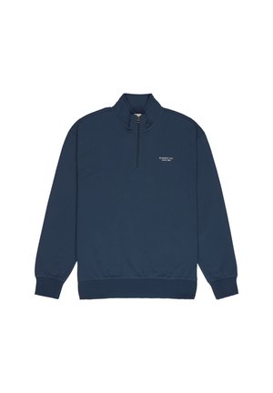 Tmavomodrá pulóvrová mikina z mäkkej látky, s golierom na štvrťzips, pružnými manžetami a malým logom na hrudi.