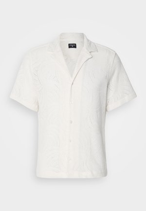 Weißes kurzärmliges Hemd mit einem dezenten Wellenmuster und Knopfleiste. Hergestellt aus strukturiertem Stoff mit Kragen und einem lässigen Schnitt.