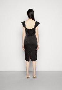 Černé saténové šaty s krátkými nabíranými rukávy, zadním zipem a bočním rozparkem. Hladká textura, přiléhavý silueta, délka po kolena.