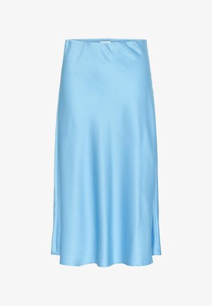 Lichtblauwe satijnen rok met een vloeiende ontwerp, voorzien van zijsplitsen en een zachte textuur, geknipt tot knielengte. Geen zichtbare hardware of patronen.