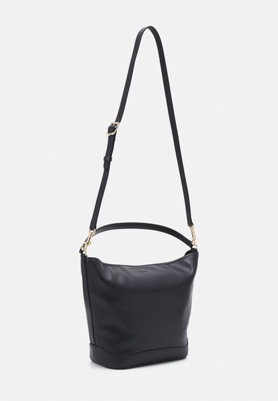 Borsa a tracolla in pelle nera con manico superiore e tracolla regolabile. Il design elegante presenta dettagli in metallo dorato e una finitura liscia e testurizzata.