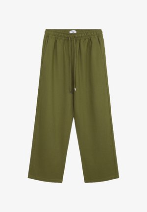 Pantaloni a gamba larga di colore verde oliva realizzati in tessuto morbido, dotati di una vita elastica con cordoncino e due tasche laterali.