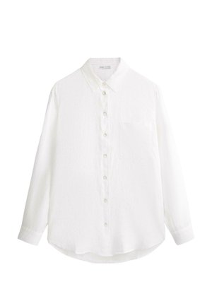 Biała koszula na guziki z długim rękawem, kołnierzykiem i kieszenią na piersi, rozłożona na płasko na białym tle.