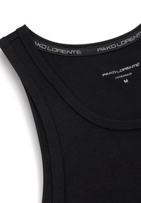 Czarny top na ramiączkach wykonany z miękkiego materiału, z okrągłym dekoltem i płaskimi szwami. Metka wewnątrz głosi "PAKO LORENTE UNDERWEAR M".