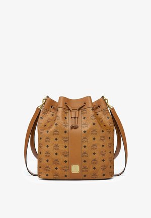 Sac seau en cuir marron avec motif logo MCM noir, quincaillerie dorée, fermeture à cordon de serrage et une longue bandoulière réglable.