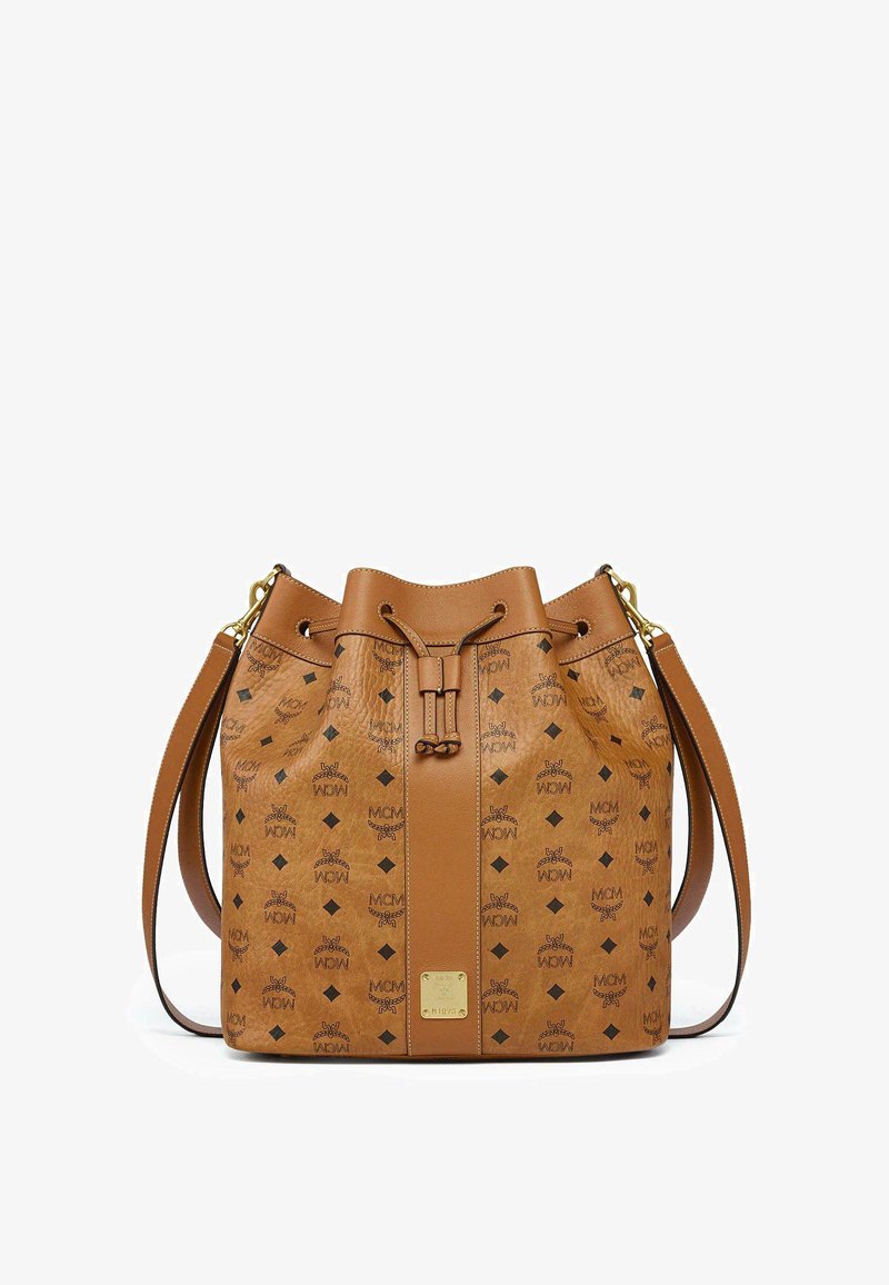 Sac seau en cuir marron avec motif logo MCM noir, quincaillerie dorée, fermeture à cordon de serrage et une longue bandoulière réglable.