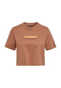 Brun cropped t-shirt lavet af blød bomuld. Har rund halsudskæring og korte ærmer med "hummel SPORTSWEAR" trykt i gul og sort.