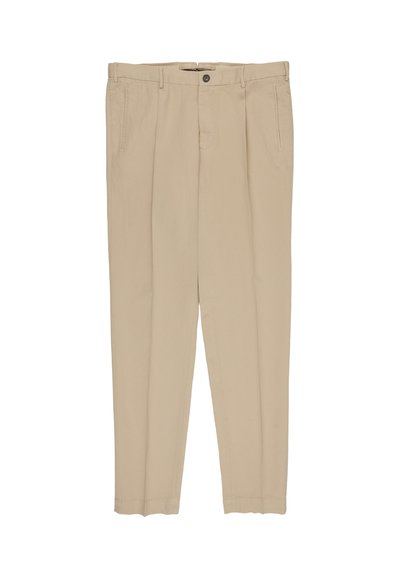 Pantalon beige à jambes droites avec passants de ceinture, poches latérales, fermeture à boutons devant et plis repassés sur les jambes.