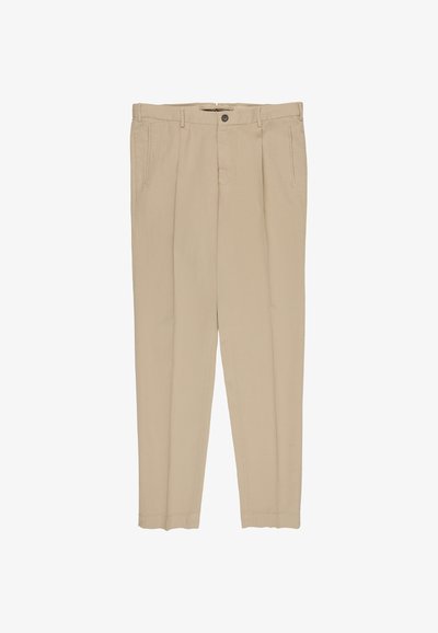 Pantalon beige à jambes droites avec passants de ceinture, poches latérales, fermeture à boutons devant et plis repassés sur les jambes.