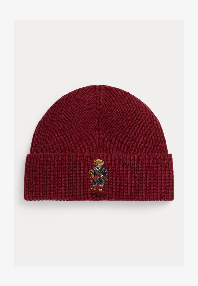 Gorro de malha canelada em bordô com punho dobrado, apresentando um urso bordado vestido com roupa preta e botas vermelhas.