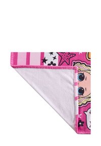 Ręcznik w wielu kolorach z różową obwódką, z wzorami gwiazd i postaci na jednej stronie oraz białą frottową fakturą po drugiej stronie.