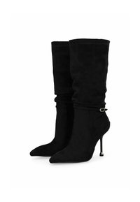 Stivali neri alti fino al ginocchio in morbido suede, con un design affusolato, tacco a stiletto alto e parte superiore arricciata con una cintura decorativa in tono oro.