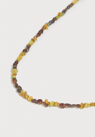 Κολιέ με πολύχρωμα λειασμένα πέτρινα χάντρες με ακανόνιστες μορφές σε αποχρώσεις κεχριμπαριού, κίτρινου, πράσινου και καφέ σε λευκό φόντο.
