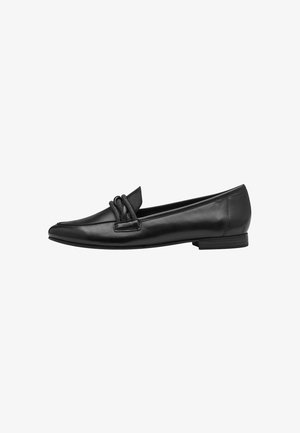 Mocassins en cuir noir présentant un design élégant, un bout pointu et un détail de nœud décoratif sur le devant. Semelle plate avec des accents minimes.