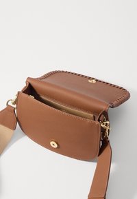 Borsa a tracolla in pelle marrone con finitura texturizzata, hardware dorato e dettagli di cucitura lungo la parte superiore. Apertura con scomparti per carte interni visibili.