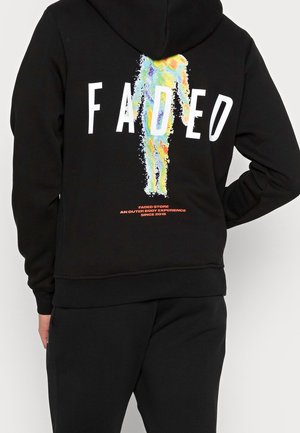 Hoodie noir avec un design coloré et éclaboussé d'une silhouette et un texte en gras "FADED" au dos. Tissu doux, coupe décontractée et capuche avec cordons.