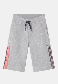 Světle šedé šortky ke kolenům s námořnickou šňůrkou a vertikálními červenými a námořnickými pruhy s logem po obou stranách.