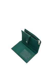 Zelená kožená peňaženka so zipsom, vnútornými priehradkami na karty a priehľadným oknom na identifikáciu. Má hladký povrch a detaily v šití.