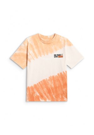 T-shirt tie-dye z krótkim rękawem w kolorze beżowym i pomarańczowym z napisem "GO FAST LIVE" w górnej lewej części klatki piersiowej.