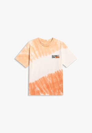 T-shirt tie-dye z krótkim rękawem w kolorze beżowym i pomarańczowym z napisem "GO FAST LIVE" w górnej lewej części klatki piersiowej.